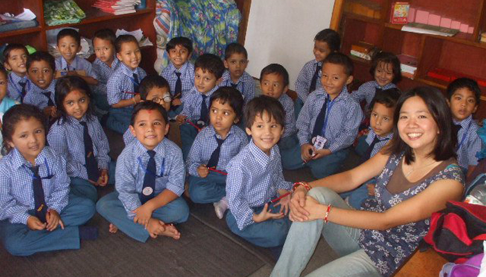 ネパールで子どもに日本語を教える釘宮さん